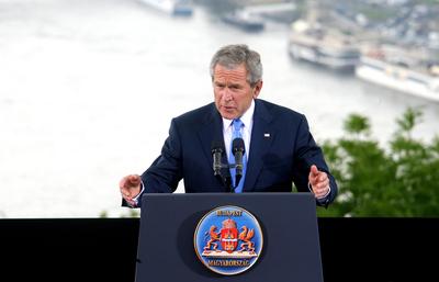 George Bush Budapesten-stock-foto