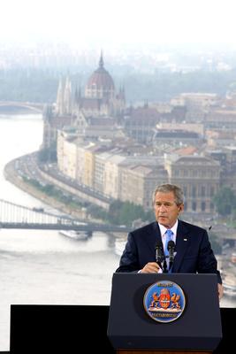 George Bush Budapesten-stock-foto