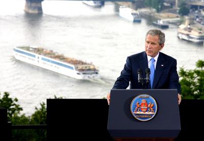 George Bush Budapesten-stock-foto