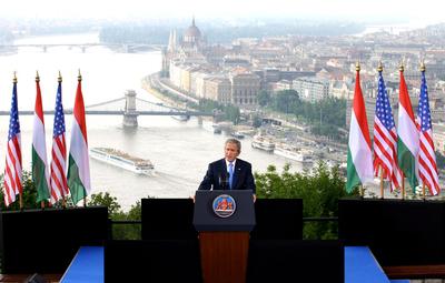 George Bush Budapesten-stock-foto