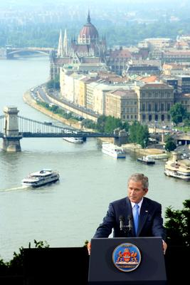 George Bush Budapesten-stock-foto