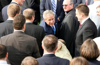 George Bush Budapesten-stock-foto