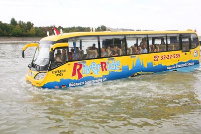 Kétéltű turistabusz-stock-foto