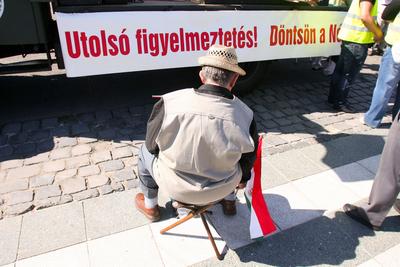 Az előrehozott választásokért demonstráltak a Hősök terén-stock-foto