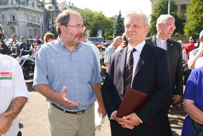 Az előrehozott választásokért demonstráltak a Hősök terén-stock-foto