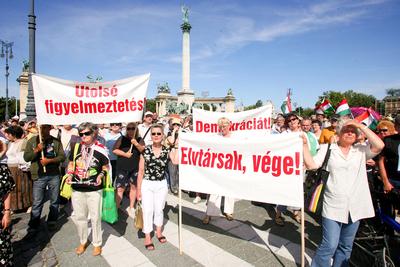 Az előrehozott választásokért demonstráltak a Hősök terén-stock-foto