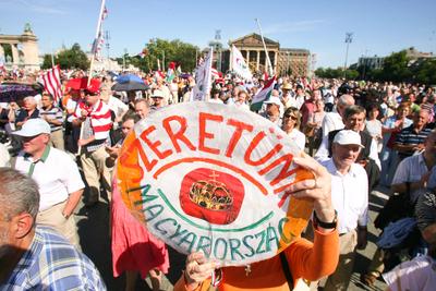 Az előrehozott választásokért demonstráltak a Hősök terén-stock-foto