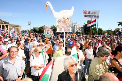 Az előrehozott választásokért demonstráltak a Hősök terén-stock-foto