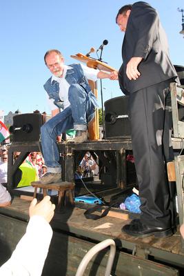Az előrehozott választásokért demonstráltak a Hősök terén-stock-foto