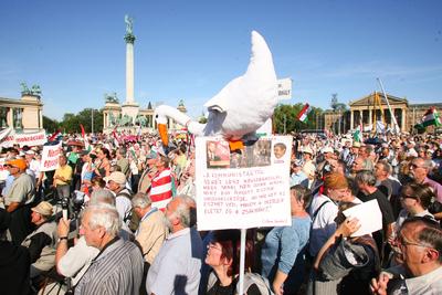 Az előrehozott választásokért demonstráltak a Hősök terén-stock-foto