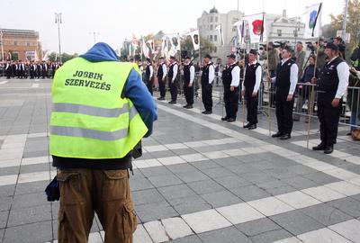 Gyerekeket is avatott a Magyar Gárda-stock-foto