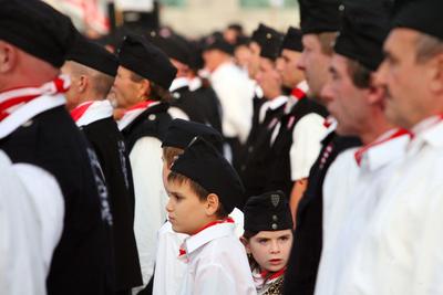 Gyerekeket is avatott a Magyar Gárda-stock-foto