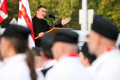 Gyerekeket is avatott a Magyar Gárda-stock-foto