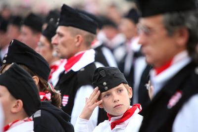 Gyerekeket is avatott a Magyar Gárda-stock-foto