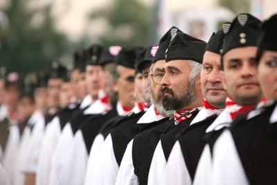 Gyerekeket is avatott a Magyar Gárda-stock-foto