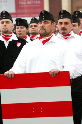 Gyerekeket is avatott a Magyar Gárda-stock-foto