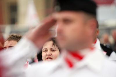 Gyerekeket is avatott a Magyar Gárda-stock-foto