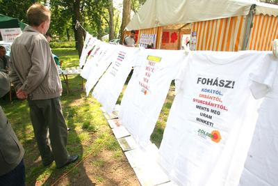 Tömegek a városligeti majálison-stock-foto