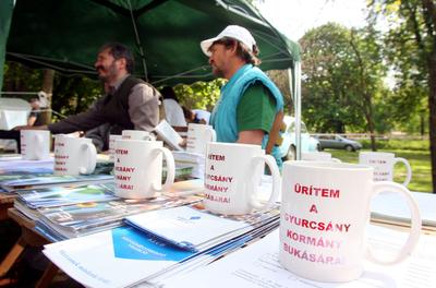 Tömegek a városligeti majálison-stock-foto
