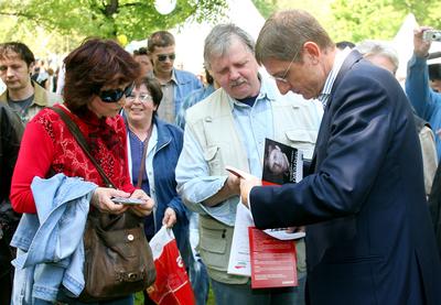 Tömegek a városligeti majálison-stock-foto