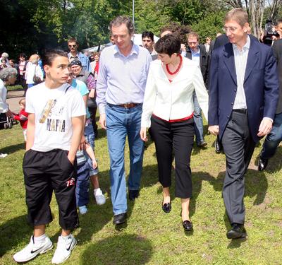 Tömegek a városligeti majálison-stock-foto