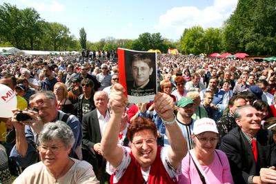 Tömegek a városligeti majálison-stock-foto