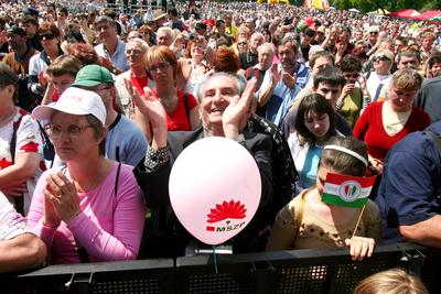 Tömegek a városligeti majálison-stock-foto