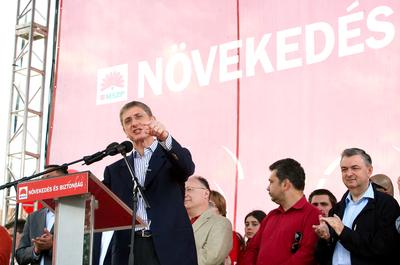 Tömegek a városligeti majálison-stock-foto