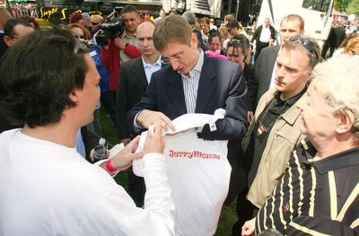 Tömegek a városligeti majálison-stock-foto