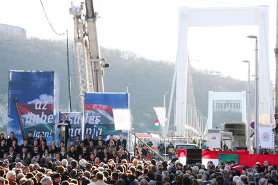 A Fidesz ünnepi nagygyűlése az Erzsébet-hídnál-stock-foto