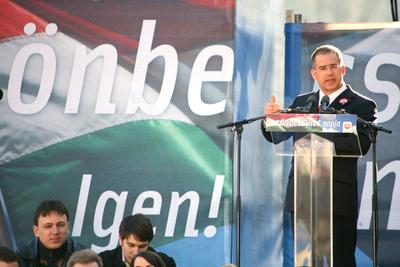 A Fidesz ünnepi nagygyűlése az Erzsébet-hídnál-stock-foto