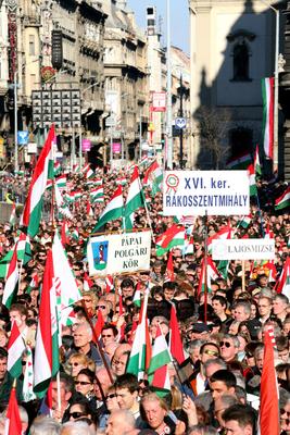 A Fidesz ünnepi nagygyűlése az Erzsébet-hídnál-stock-foto