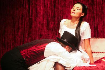 Színház - Családi ágy a Komédiumban-stock-foto