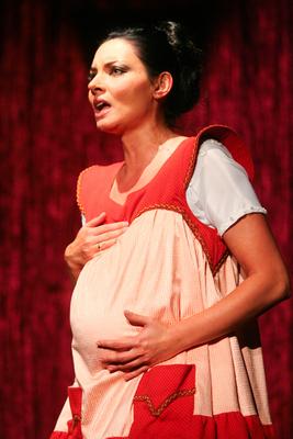 Színház - Családi ágy a Komédiumban-stock-foto