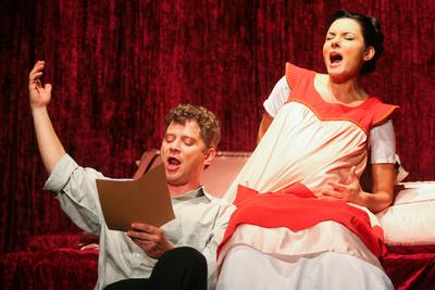 Színház - Családi ágy a Komédiumban-stock-foto