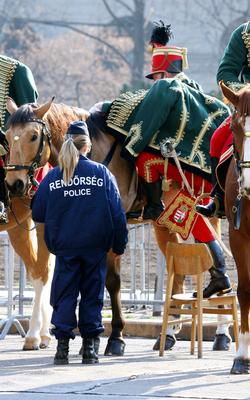 Zászlófelvonás a Kossuth téren-stock-foto