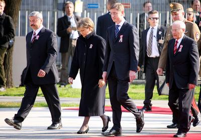 Zászlófelvonás a Kossuth téren-stock-foto