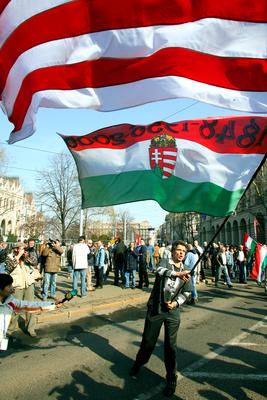 Zászlófelvonás a Kossuth téren-stock-foto