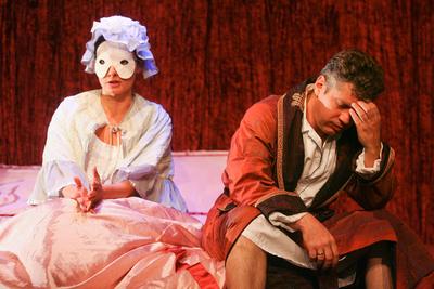 Színház - Családi ágy a Komédiumban-stock-foto