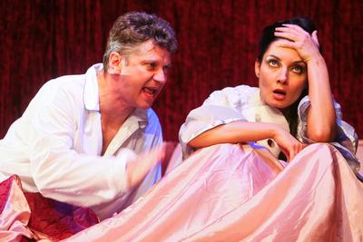 Színház - Családi ágy a Komédiumban-stock-foto