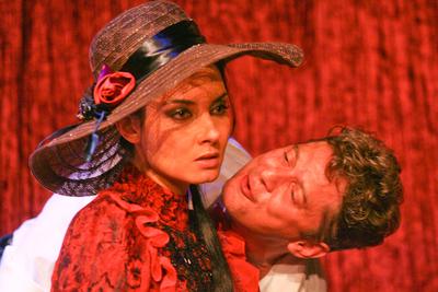 Színház - Családi ágy a Komédiumban-stock-foto