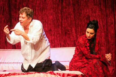 Színház - Családi ágy a Komédiumban-stock-foto