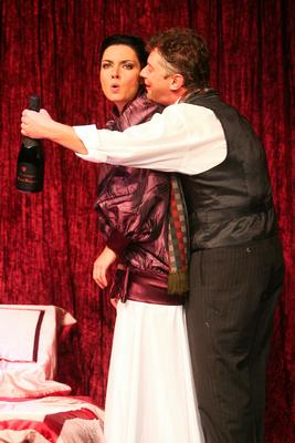 Színház - Családi ágy a Komédiumban-stock-foto