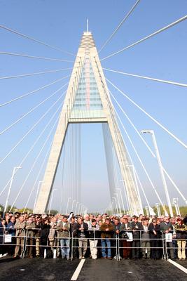 Átadták a Megyeri hidat-stock-foto