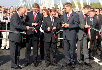 Átadták a Megyeri hidat-stock-foto