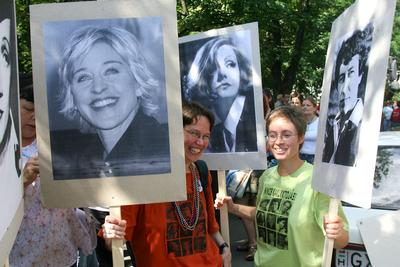 Megdobálták és szidalmazták a melegeket-stock-foto