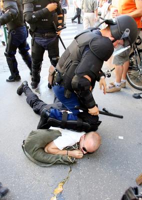 Megdobálták és szidalmazták a melegeket-stock-foto