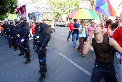 Megdobálták és szidalmazták a melegeket-stock-foto