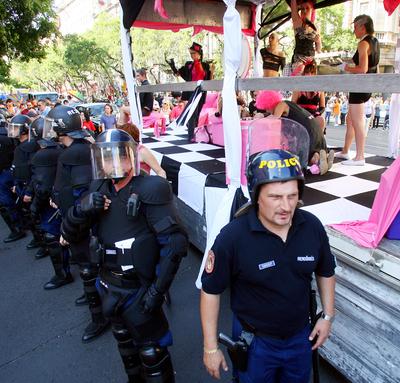 Megdobálták és szidalmazták a melegeket-stock-foto