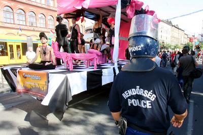 Megdobálták és szidalmazták a melegeket-stock-foto